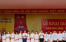 Hình ảnh các em học sinh nhận quà từ quỹ khuyến học nhà trường