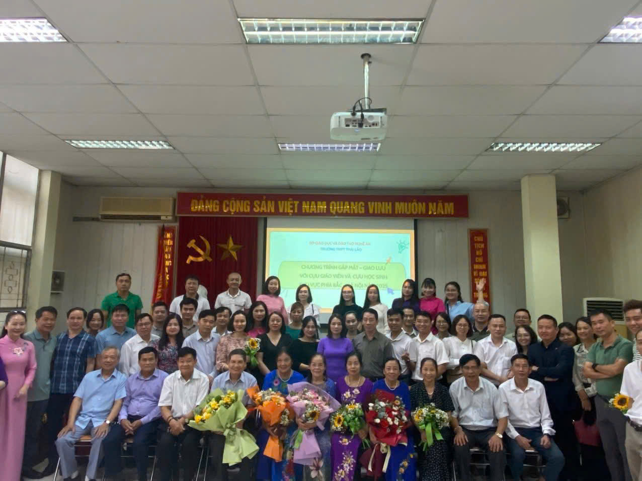 HÌNH ẢNH CÁC THẾ HỆ GIÁO VIÊN VÀ CỰU HỌC SINH