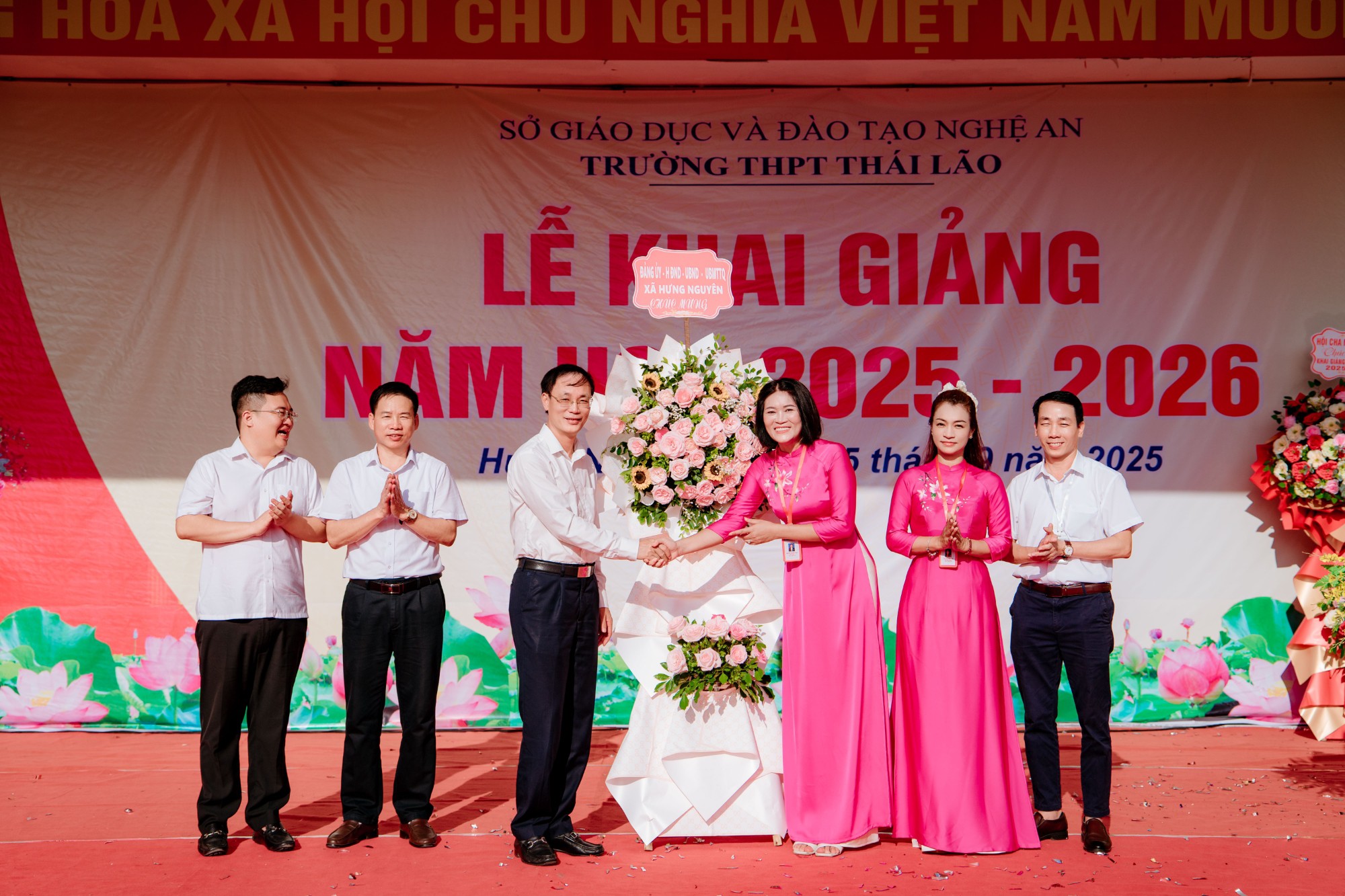 tặng hoa LĐ