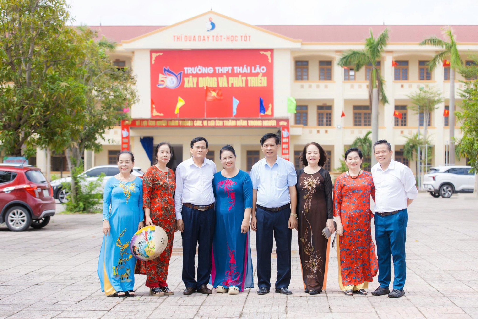 ẢNH GIÁO VIÊN CŨ VỀ THĂM TRƯỜNG